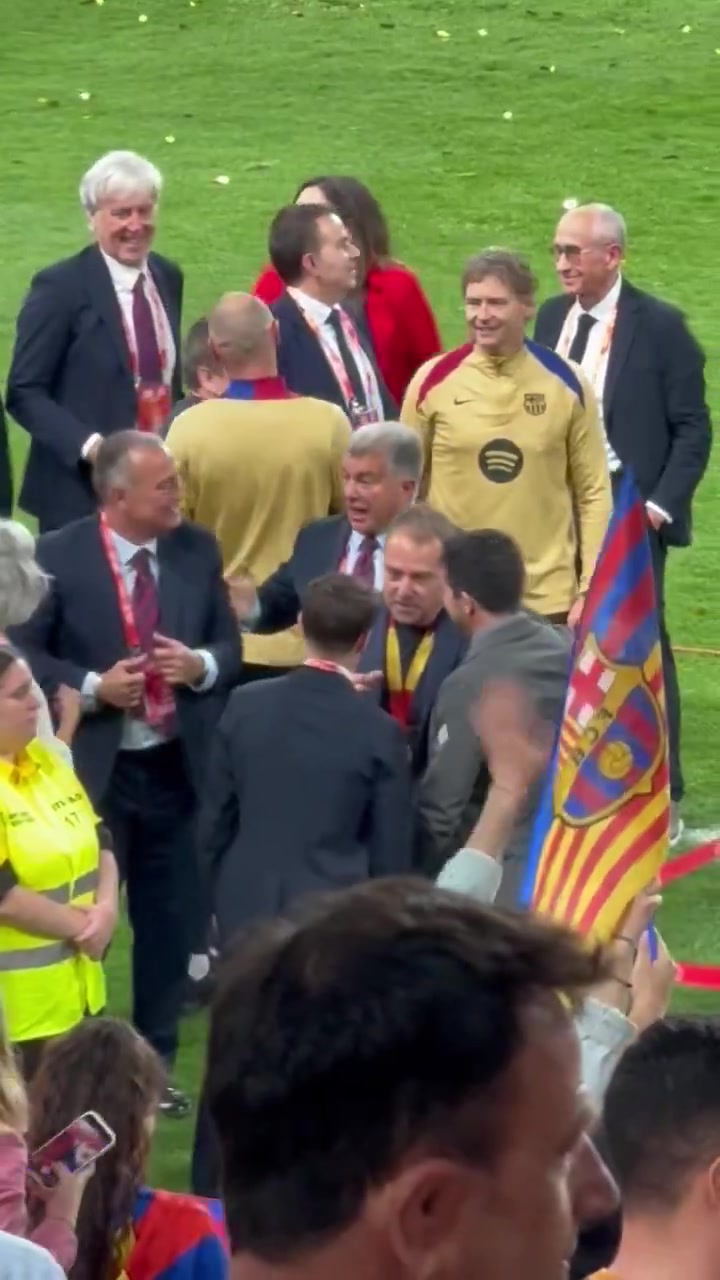 选帅选对了！国王杯夺冠后拉波尔塔与弗里克拥抱