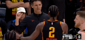 😂顺手的事！亚历山大不满判罚随手对约基奇犯规&雷霆挑战失败