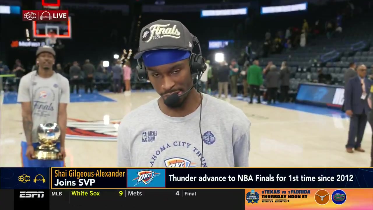 亚历山大接受采访&杰伦威在后面抱着奖杯嘚瑟 SGA：走开啦😅！