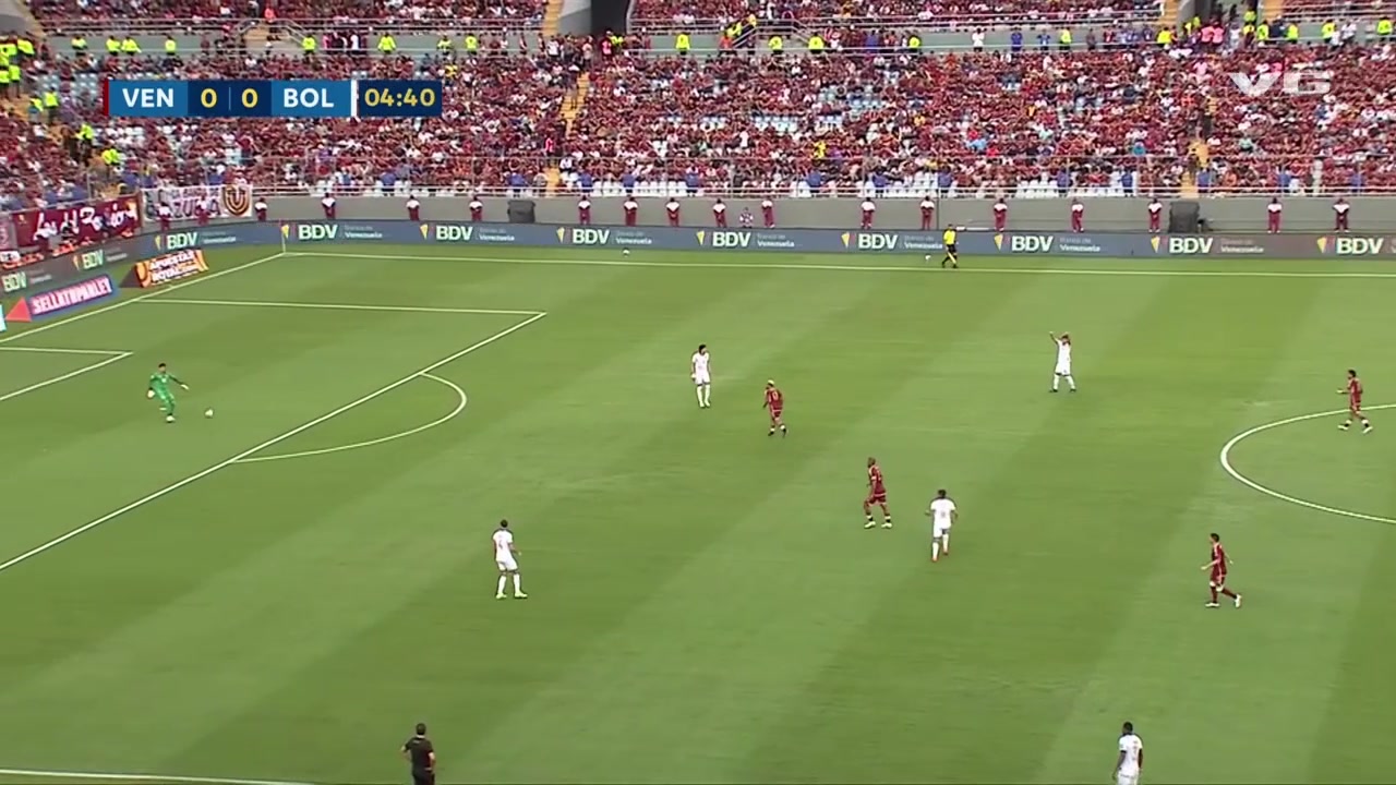 啊⁉️玻利维亚后卫半高球回传，门将逆天停球遭穿裆开场就送乌龙